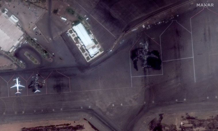 מטוסים שהוצתו ונהרסו בשדה התעופה בחרטום (צילום: Maxar Technologies/Handout via REUTERS)