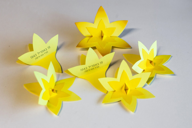 נרקיסי נייר צהובים לזכר מרד גטו ורשה