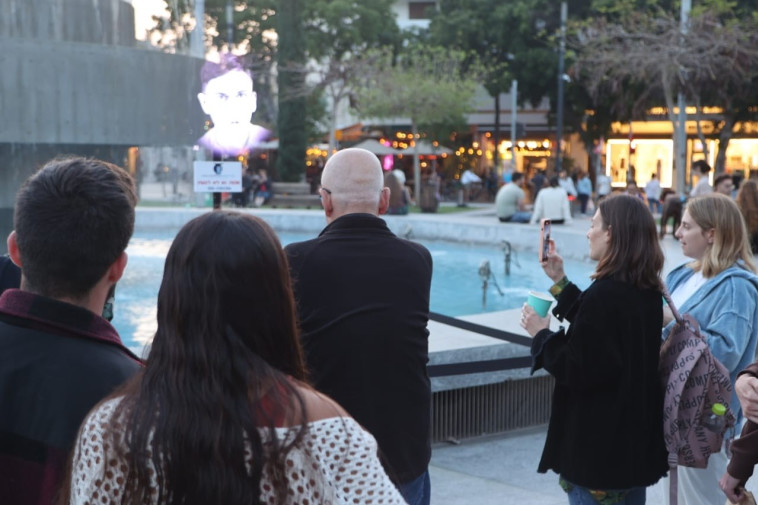 מיצג הולגרמות ''בבקשה תצילו אותי'' בכיכר דיזינגוף. שת''פ של עמותת שם ונר ועיריית תל אביב (צילום: מוטי קמחי)