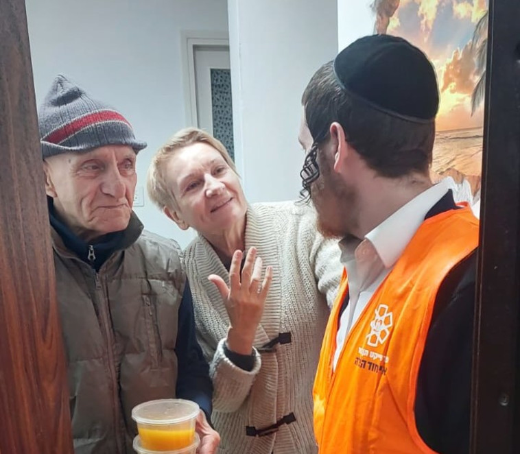 חלוקת מזון על ידי המתנדבים במסגרת 'יום המעשים הטובים' 