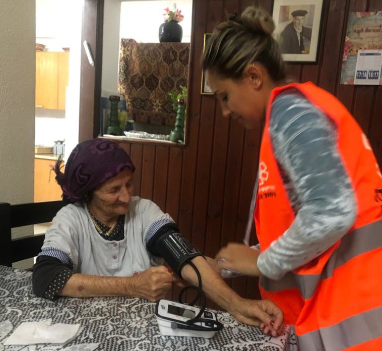 מפגש שבועי קבוע בין מתנדבת לאזרחית ותיקה במסגרת המיזם 