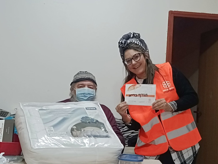 חלוקת שמיכות לקשישים עריריים 