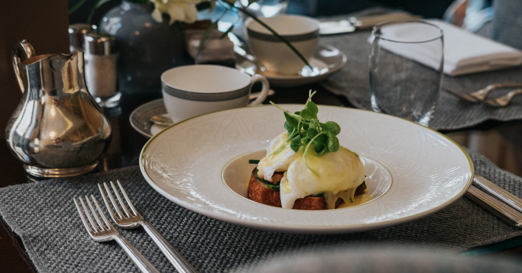 תפריט EGG'S BENEDICT במלון וולדורף אסטוריה ירושלים, הרבה יותר מסתם ארוחת בוקר