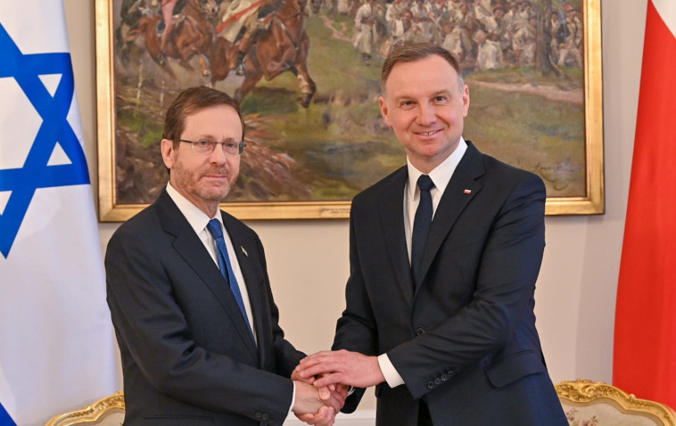 יצחק הרצוג בפתח הפגישה עם אנג'יי דודה