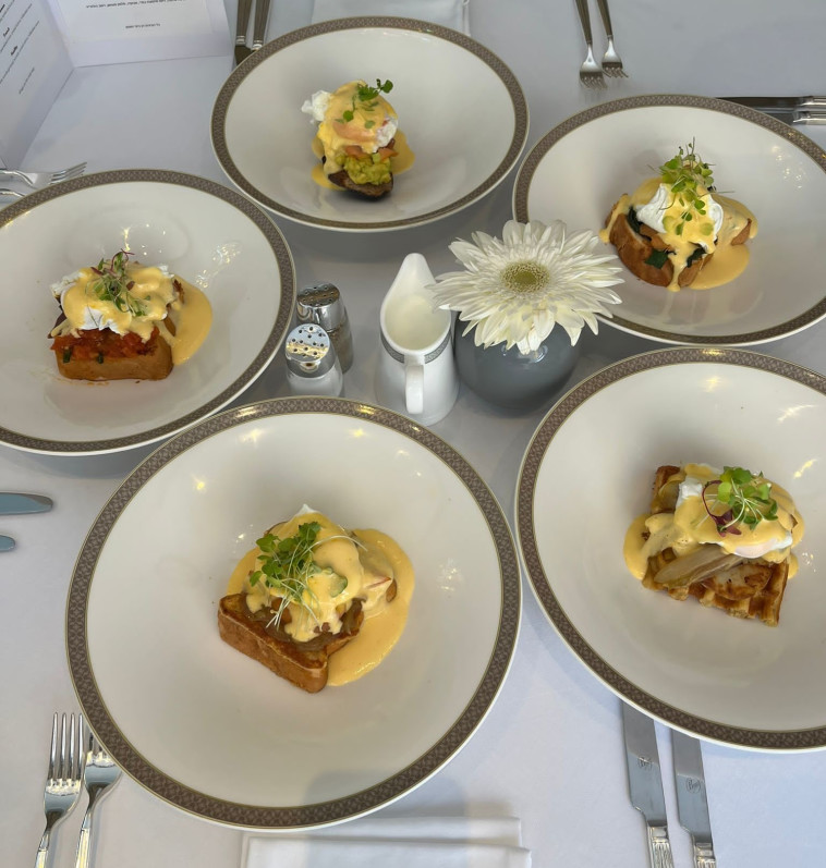 כל גרסאות ה-EGG'S BENEDICT על שולחן אחד