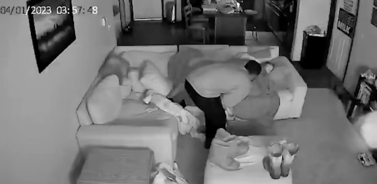 התבונן בה בזמן שישנה