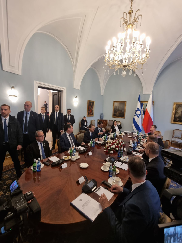 יצחק הרצוג בפגישה המורחבת עם אנדז'יי דודה ומטאוש מורבייצקי