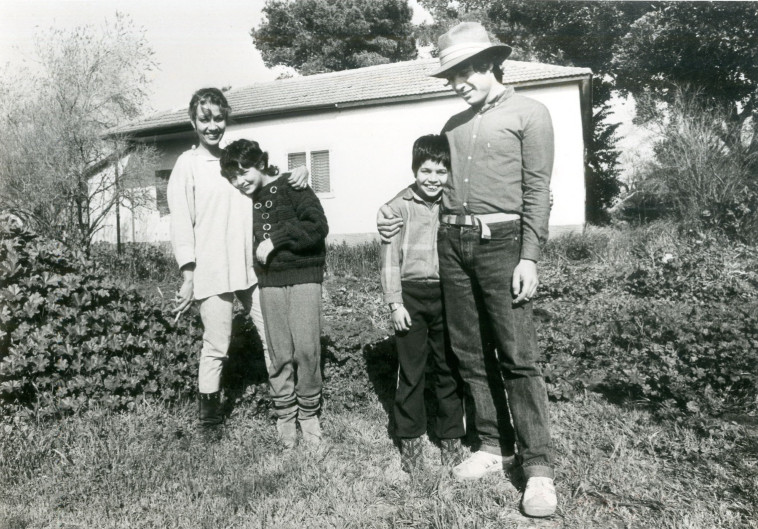 יהונתן גפן עם משפחתו (צילום: ראובן קסטרו)