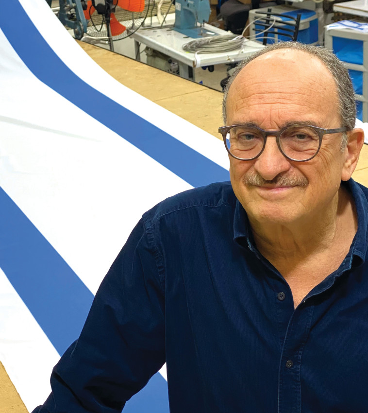 אבי מרום מילברגר במתפרה שבמפעל 