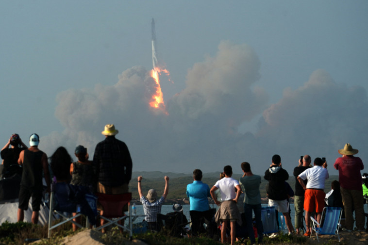 אנשים צופים בשיגור ה-Starlink (צילום: REUTERS/Go Nakamura)