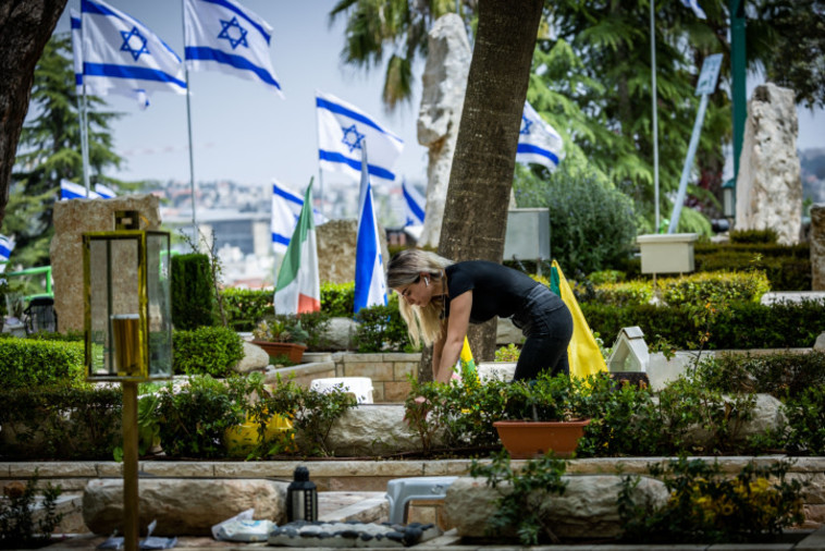 יום הזיכרון, בית עלמין צבאי (צילום: יונתן זינדל פלאש 90)