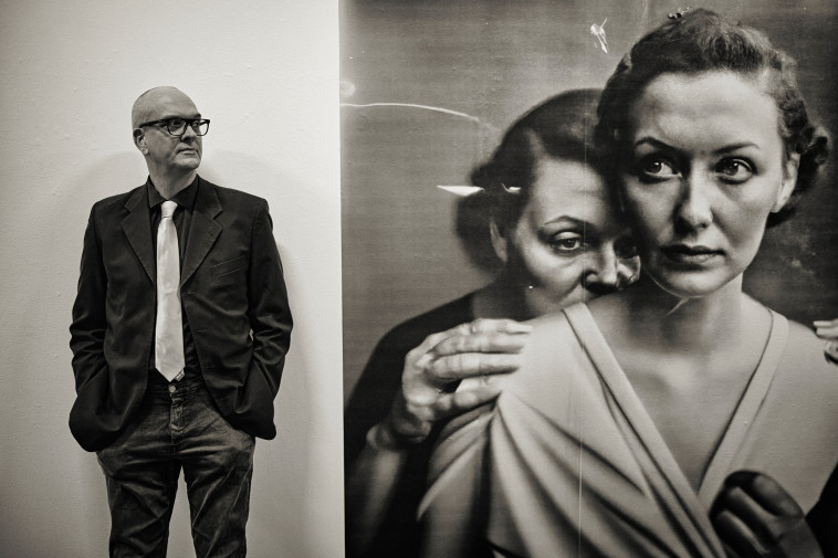 בוריס אלדגסן לצד תמונתו שזכתה בפרס הצילום היוקרתי של סוני  (צילום: Alex Schwander/Handout via REUTERS)