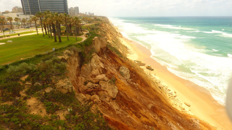 אזור הקריסה של חלק מהמצוק החופי במרכז נתניה