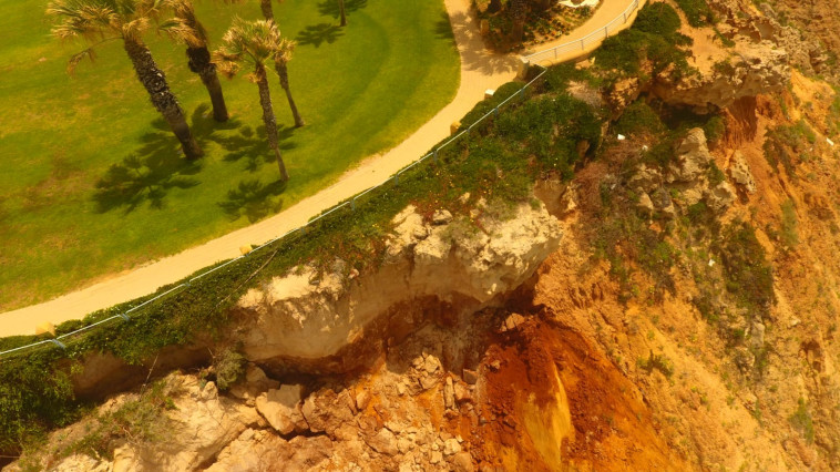 אזור הקריסה של חלק מהמצוק החופי במרכז נתניה