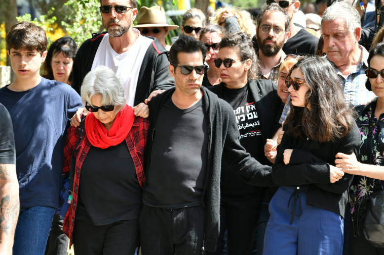 נטאשה, שירה, אביב, נורית ודילן גפן בהלוויתו של יהונתן גפן