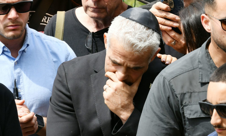 יאיר לפיד בהלוויתו של יהונתן גפן