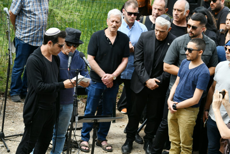 אביב גפן מקריא קדיש על אביו יהונתן