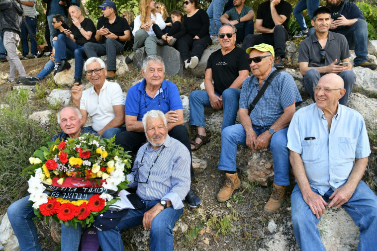 חבריו של יהונתן גפן מפלוגת הצנחנים