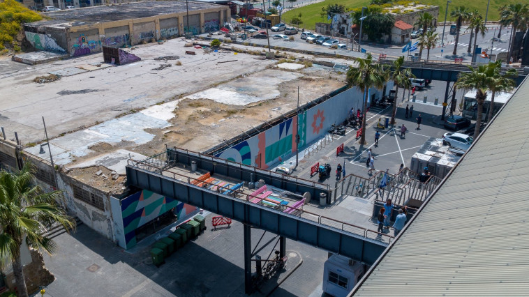 קיר האומנות בכניסה לנמל יפו