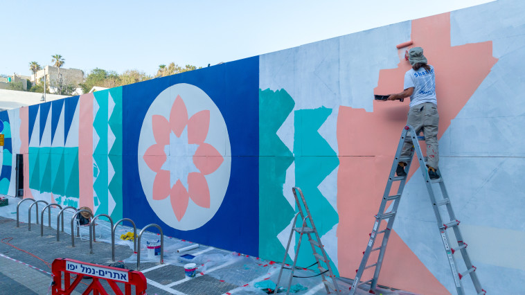 קיר האומנות בכניסה לנמל יפו