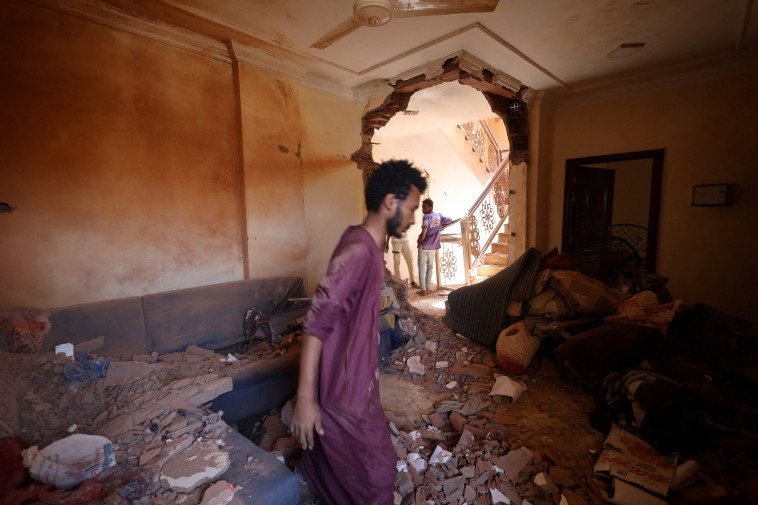 נזק שנגרם לבית מגורים בלחימה בסודאן (צילום: רויטרס)