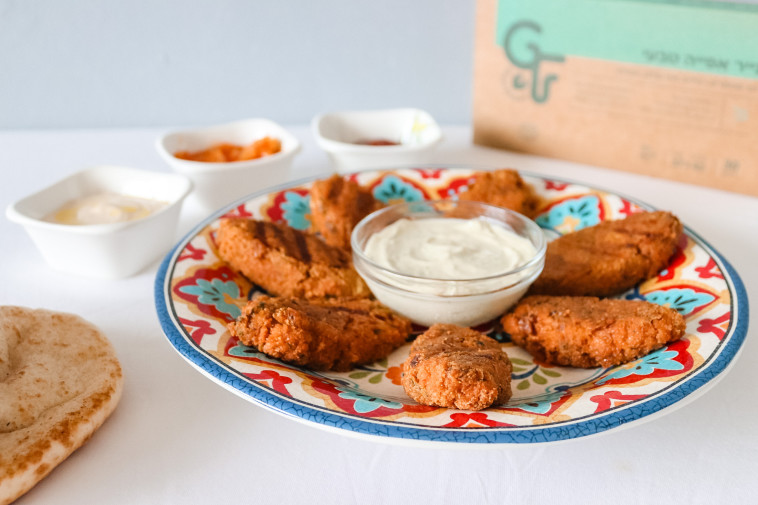 אפשר להגיש גם בצלחת. קבב טבעוני בחסות אורגניקזון (צילום: יעל אלעד)