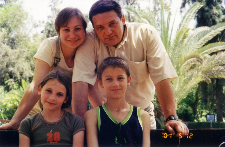 ילדות: סמל אנדריי ברודנר ז''ל יחד עם משפחתו (צילום: באדיבות המשפחה)