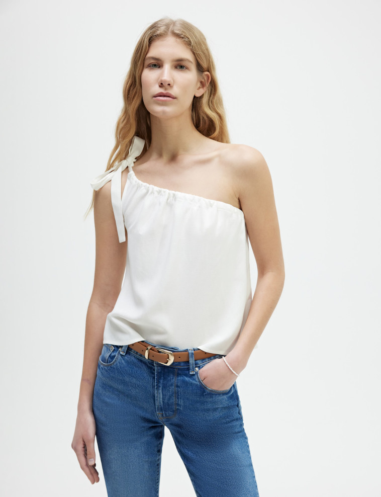 קסטרו -טופ א סימטרי 99.90 שקלים, ג'ינס 169.90 שקלים