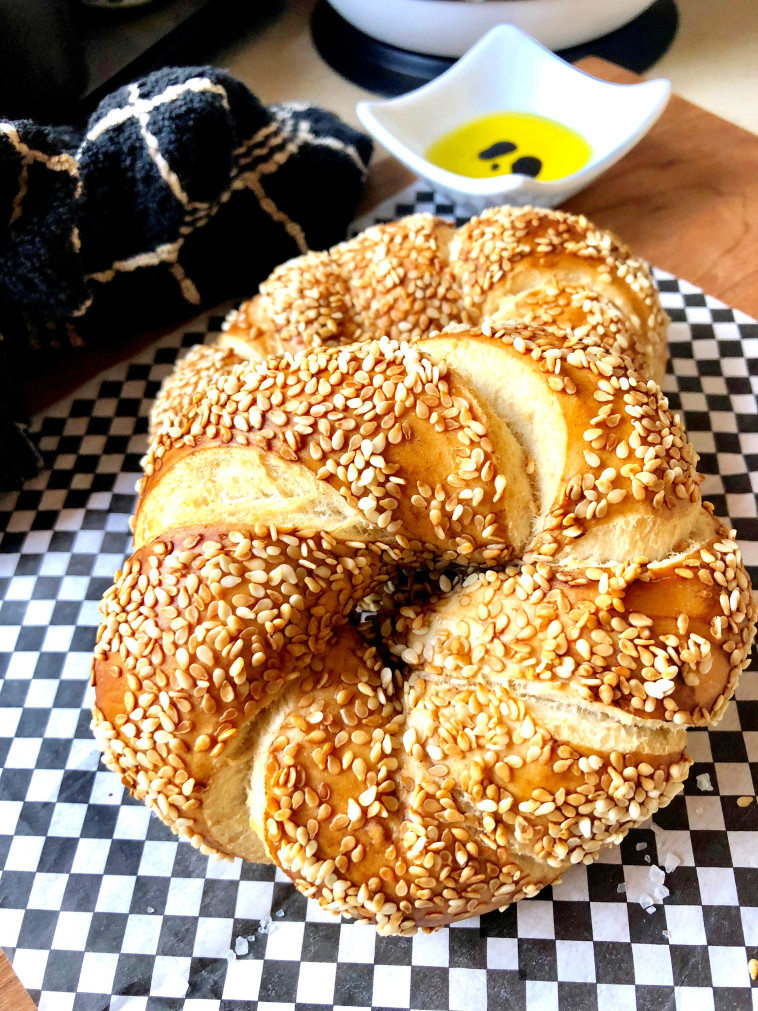 בייגל כרוך עם שומשום