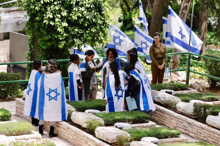 הכנות לטקס יום הזיכרון בבית עלמין צבאי (צילום: מארק ישראל סלם)