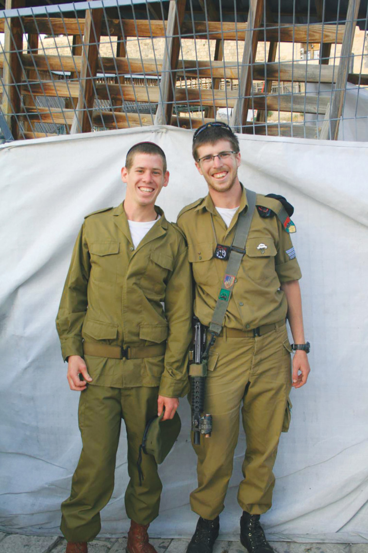 אייל מימין ושחר ז''ל האח 