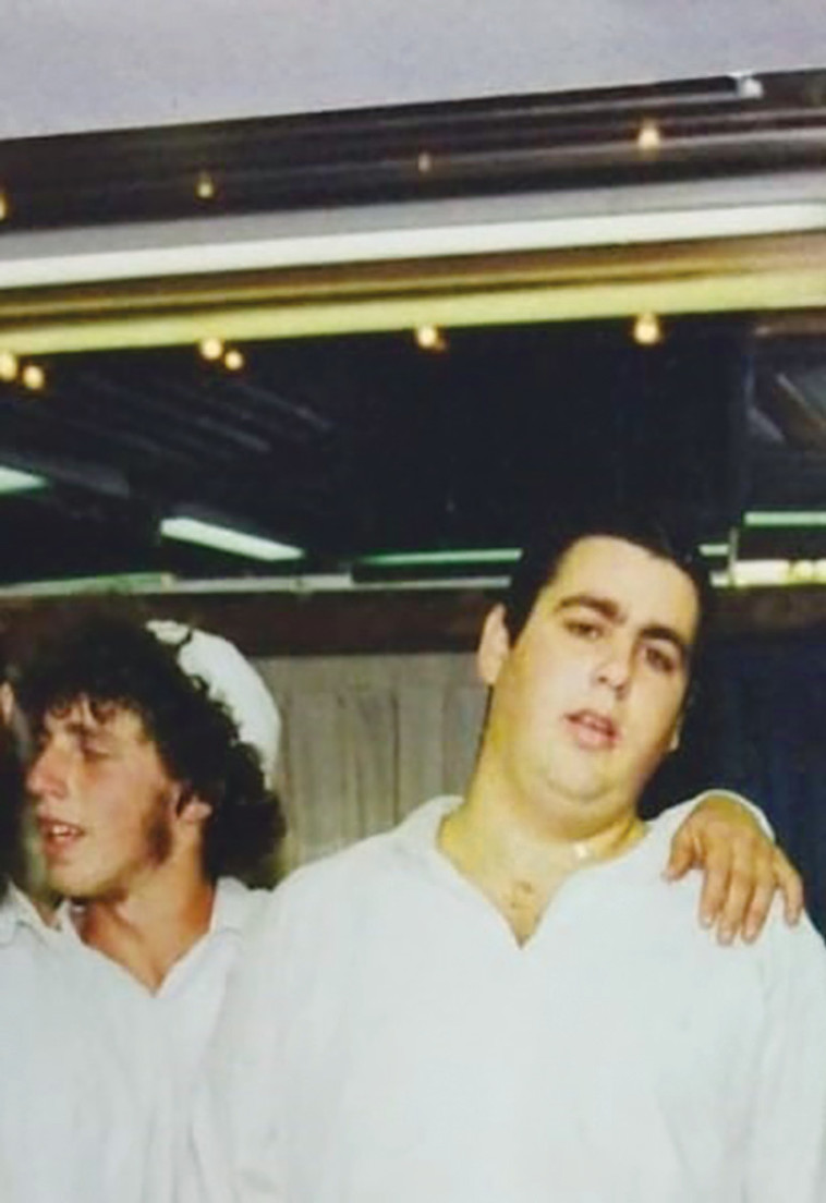 יהודה מימין ואחיו שנפל משמאל