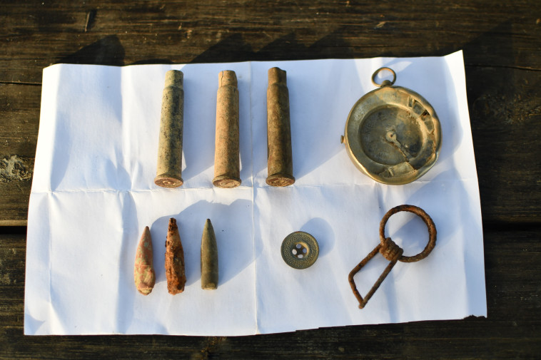 עדויות לקרב: נצרת רימון, תרמילי מקלע ורובה, כפתור והמצפן