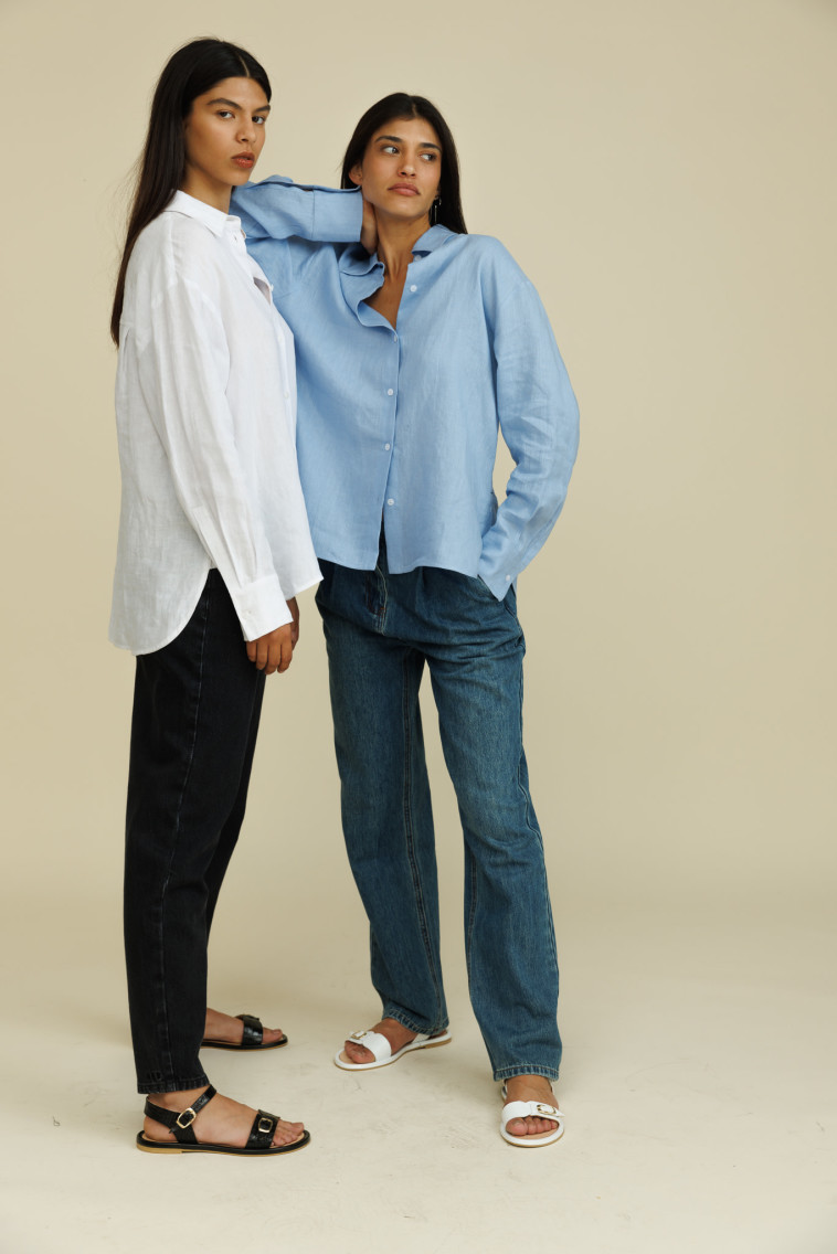 משכית - ג'ינס 549 שקלים, חולצת פשתן 699 שקלים.