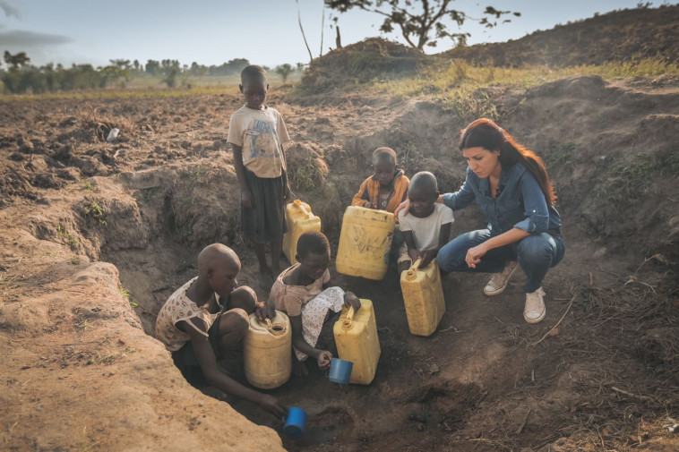 סיוון יערי עם האוכלוסייה המקומית בכפר באפריקה