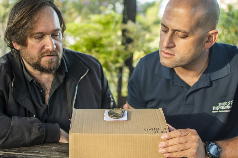 איל מרקו ו''דר רפי לואיס עם המצפן