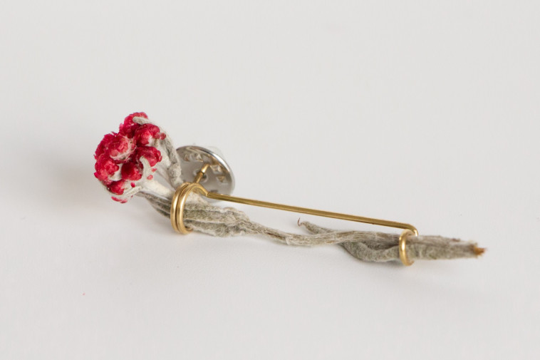 פרח דם המכבים, הפך ממדבקה לסיכה רב פעמית