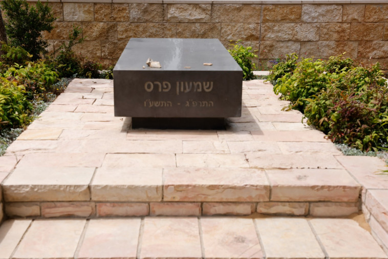 קברו של שמעון פרס (צילום: מרק ישראל סלם)