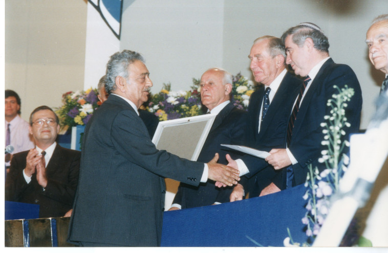 שנת 1992 אמיל חביבי מקבל את פרס ישראל (צילום: פלאש 90)