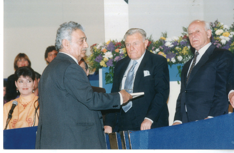 שנת 1992 אמיל חביבי מקבל את פרס ישראל