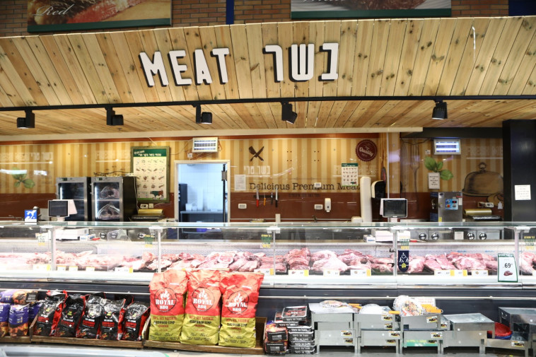 מחלקת בשר בסניף טיב טעם