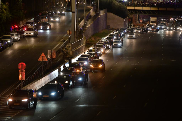 נעמדים בצפירה בתל אביב