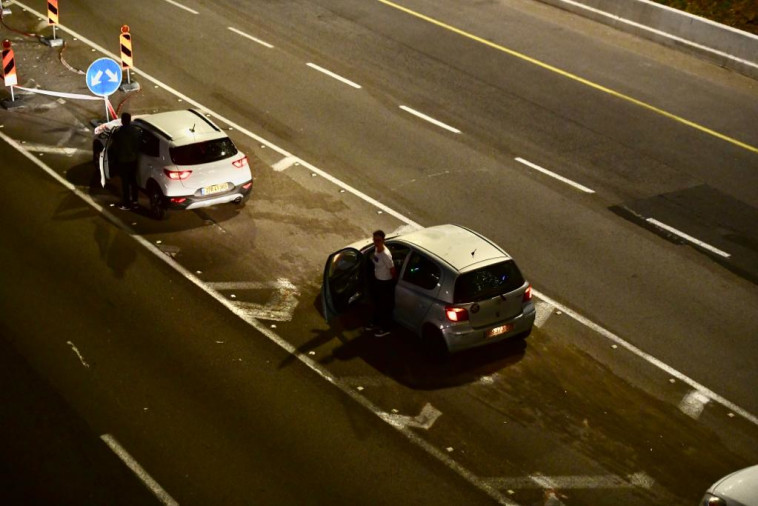 נעמדים בצפירה בתל אביב 