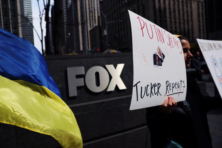 מחאה נגד טאקר קרלסון מול משרדי פוקס (צילום: REUTERS/Shannon Stapleton)