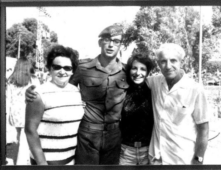 עודד חרמוני ז''ל עם משפחתו, 1970