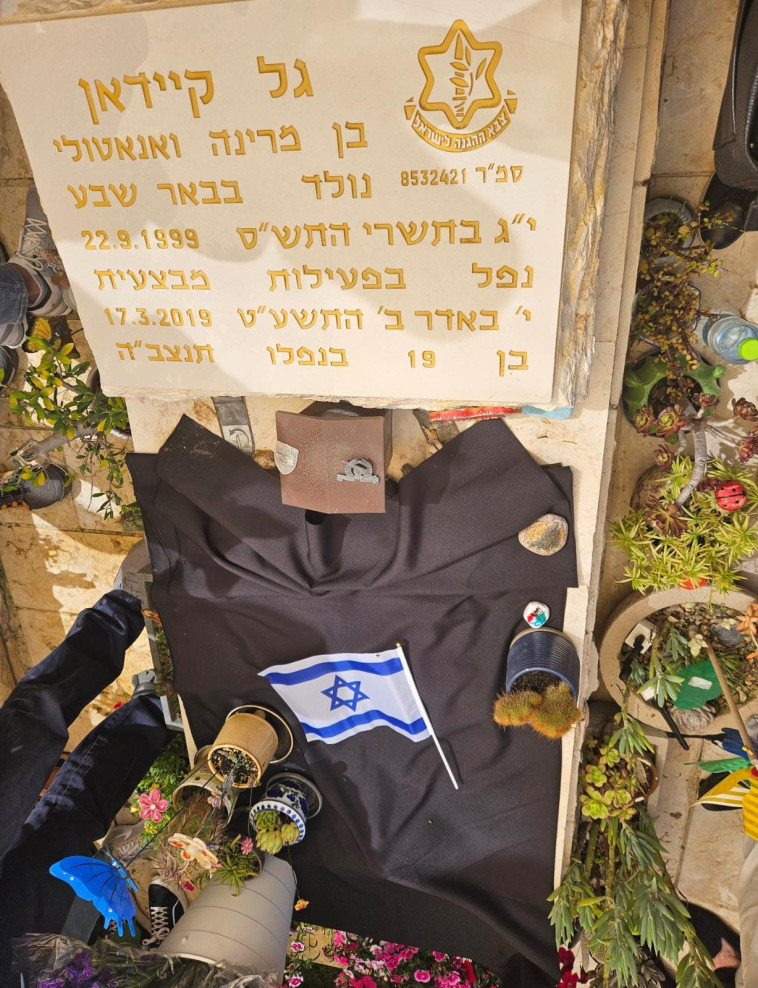 קבר החייל שנפל על קיידאן שכוסה בבאר שבע (צילום: ארנולד נטייב)
