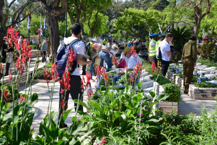 טקס הזיכרון בבית העלמין הצבאי בחולון (צילום: אבשלום ששוני)