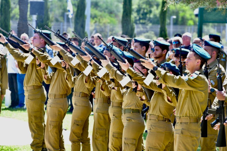 חיילים בטקס הזיכרון בחולון (צילום: אבשלום ששוני)