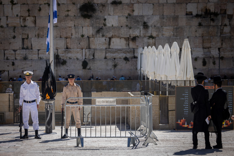 חיילים בכותל (צילום: יונתן זינדל, פלאש 90)