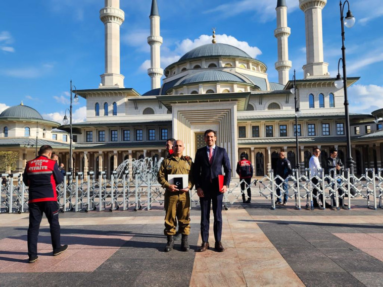 אל''מ גולן ואך מקבל תעודת הוקרה מנשיא טורקיה (צילום: דובר צה''ל)